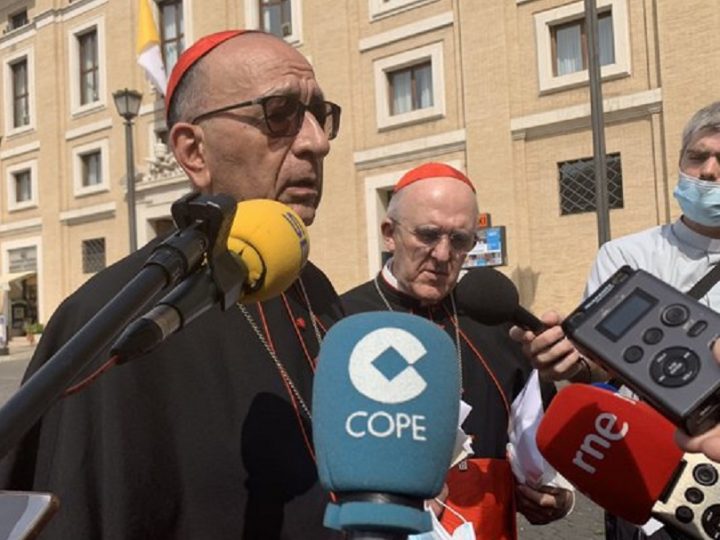 Francisco anima a la Iglesia española a seguir acompañando a enfermos, trabajadores e inmigrantes