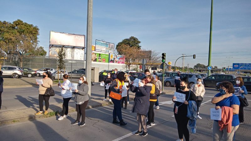 Movimientos sociales reclaman soluciones a los cortes de luz en el Polígono Sur de Sevilla