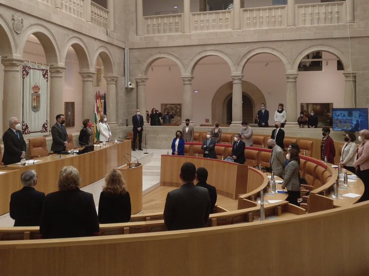 El Parlamento de La Rioja guarda un minuto de silencio en recuerdo de los fallecidos en el trabajo