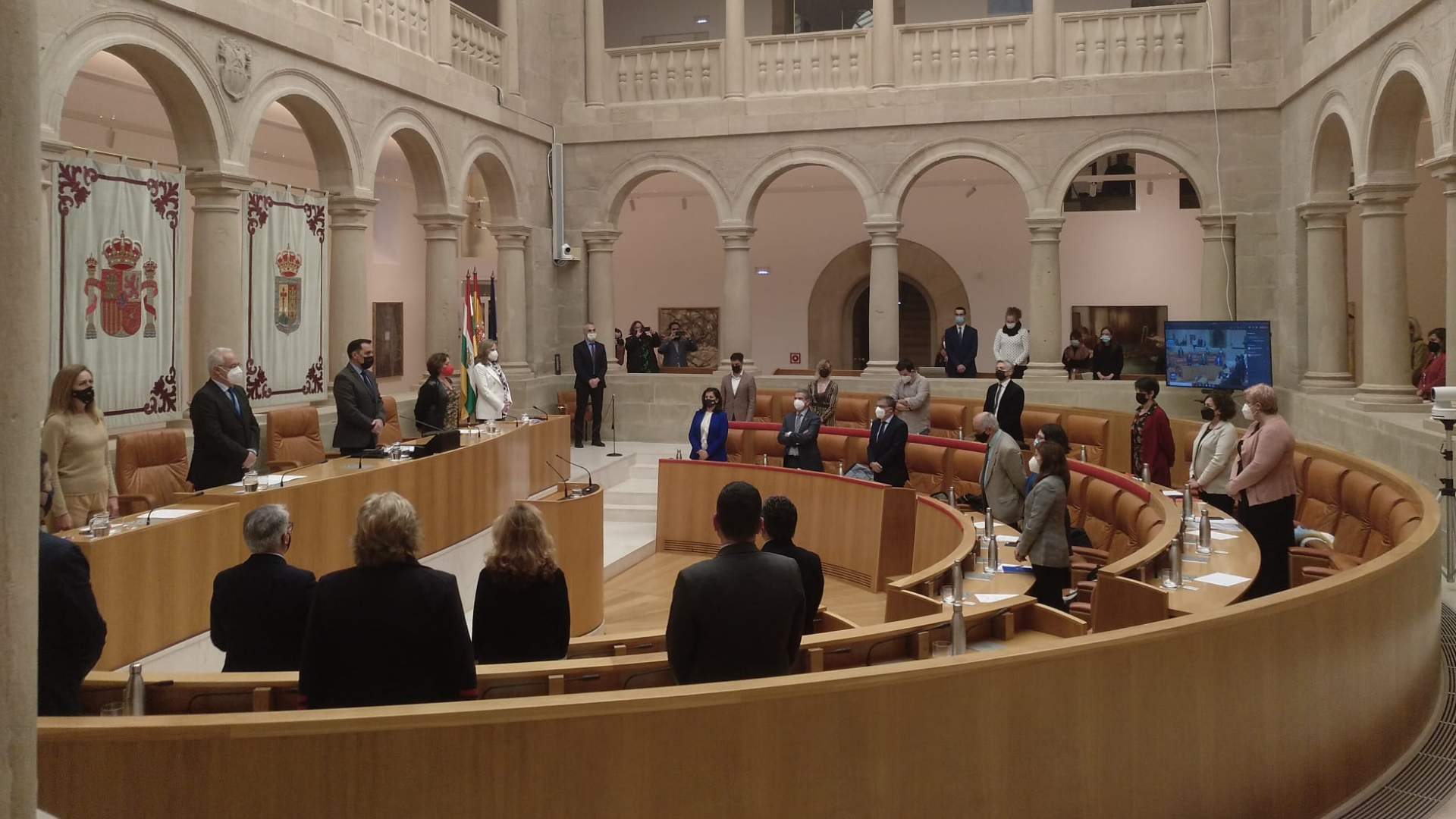 El Parlamento de La Rioja guarda un minuto de silencio en recuerdo de los fallecidos en el trabajo