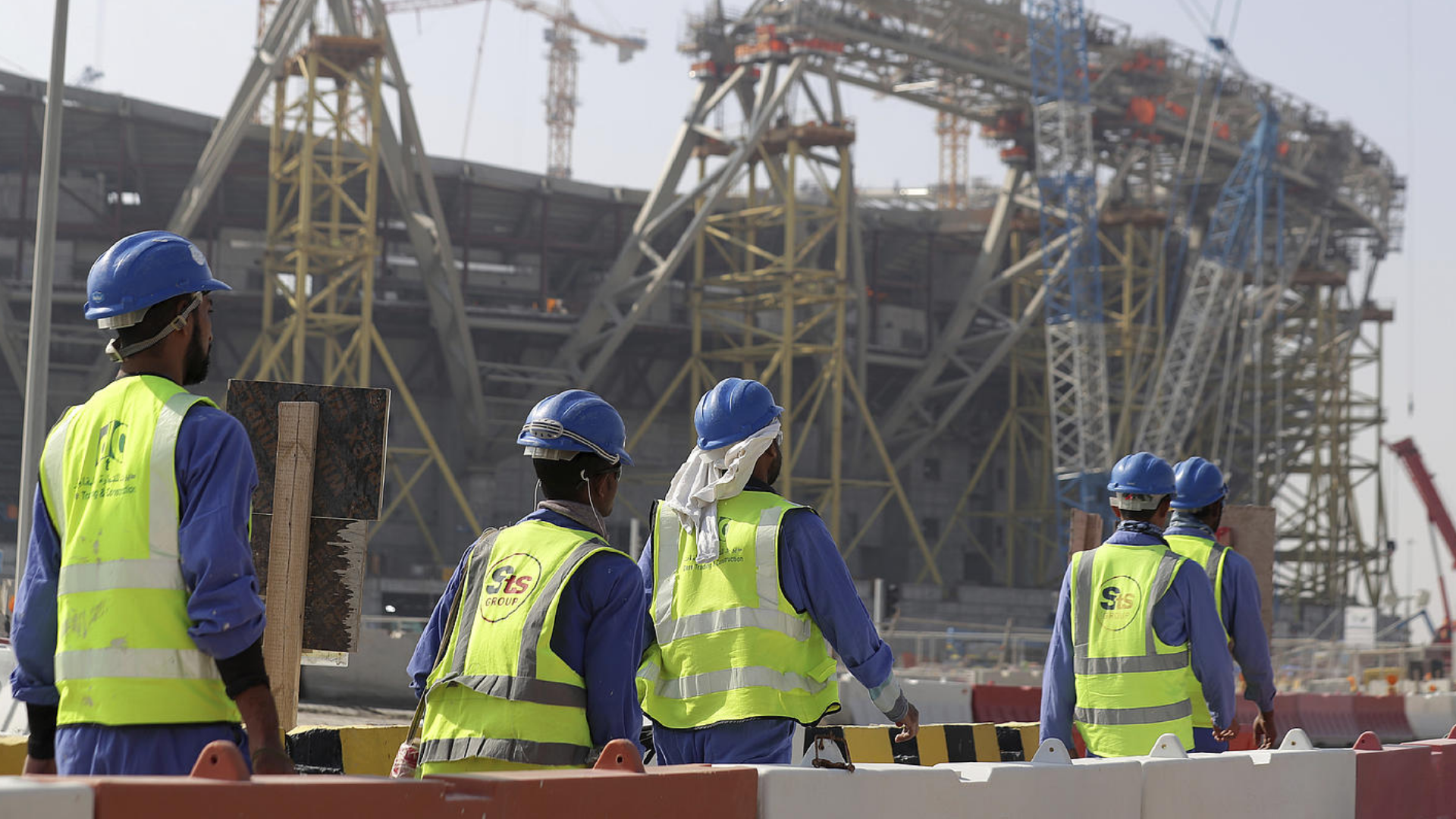 Catar no investiga las muertes de los obreros que construyen los estadios del Mundial de Fútbol