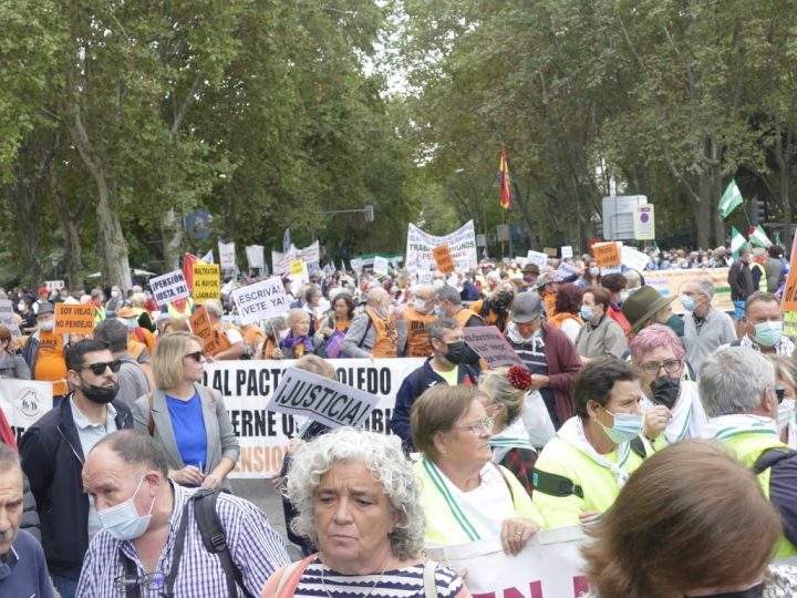 Trabajadores cristianos asisten a la manifestación en defensa del sistema público de pensiones