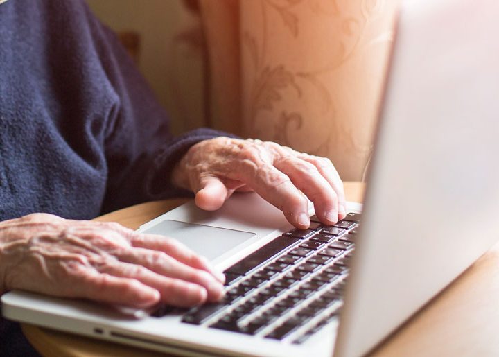 La brecha digital está dejando atrás a personas mayores y hogares vulnerables
