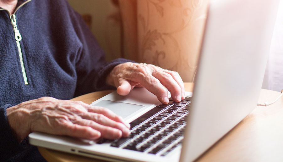La brecha digital está dejando atrás a personas mayores y hogares vulnerables