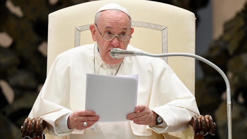 El Papa invita a los empresarios a crear trabajo como forma de compartir la riqueza