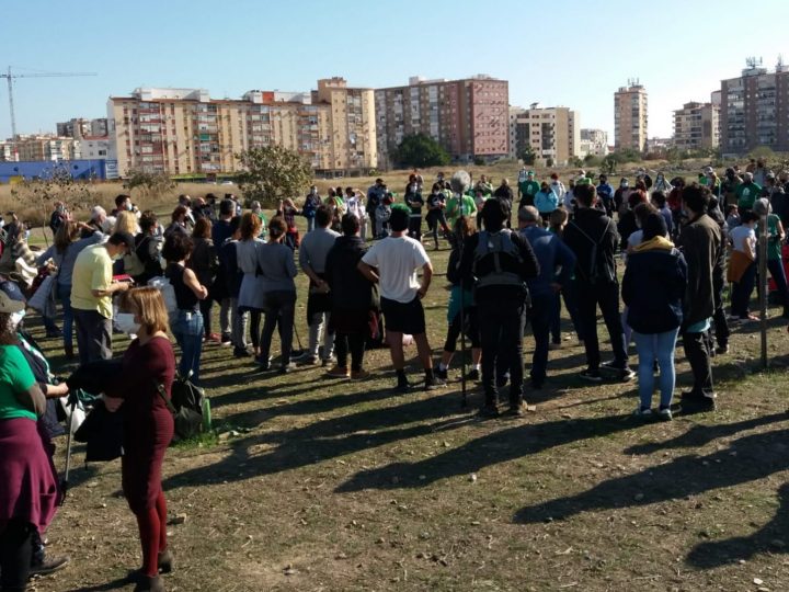 Trabajadoras y trabajadores cristianos participan en la plantación y limpieza del próximo bosque urbano de Málaga