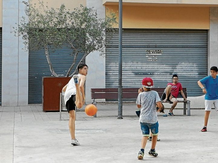 Niños que juegan en la plaza
