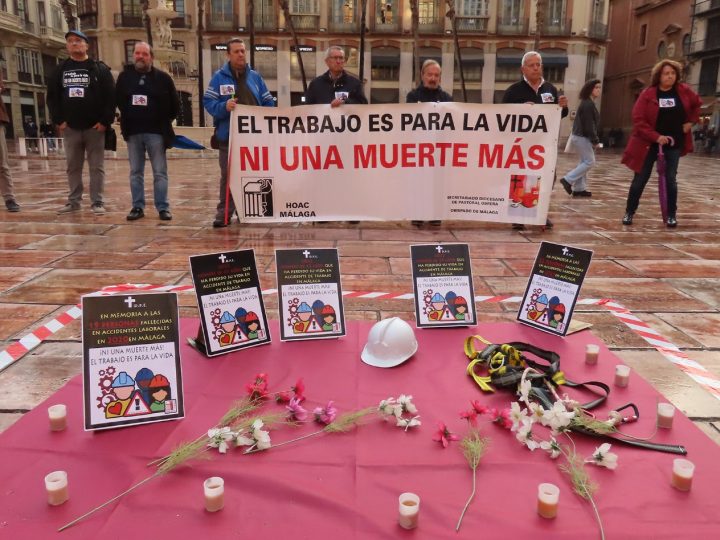 Gesto de denuncia en Málaga contra la siniestralidad laboral