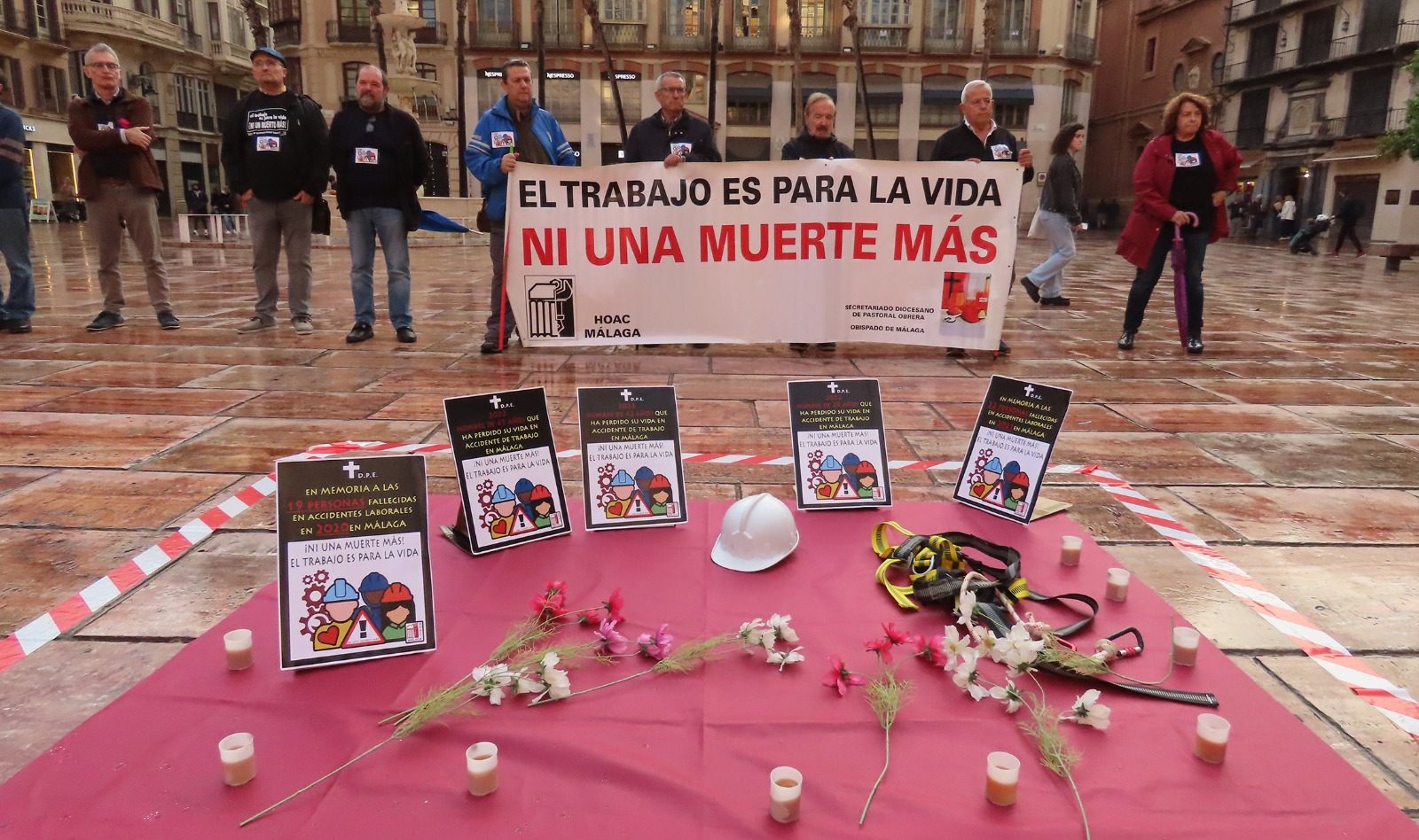 Gesto de denuncia en Málaga contra la siniestralidad laboral
