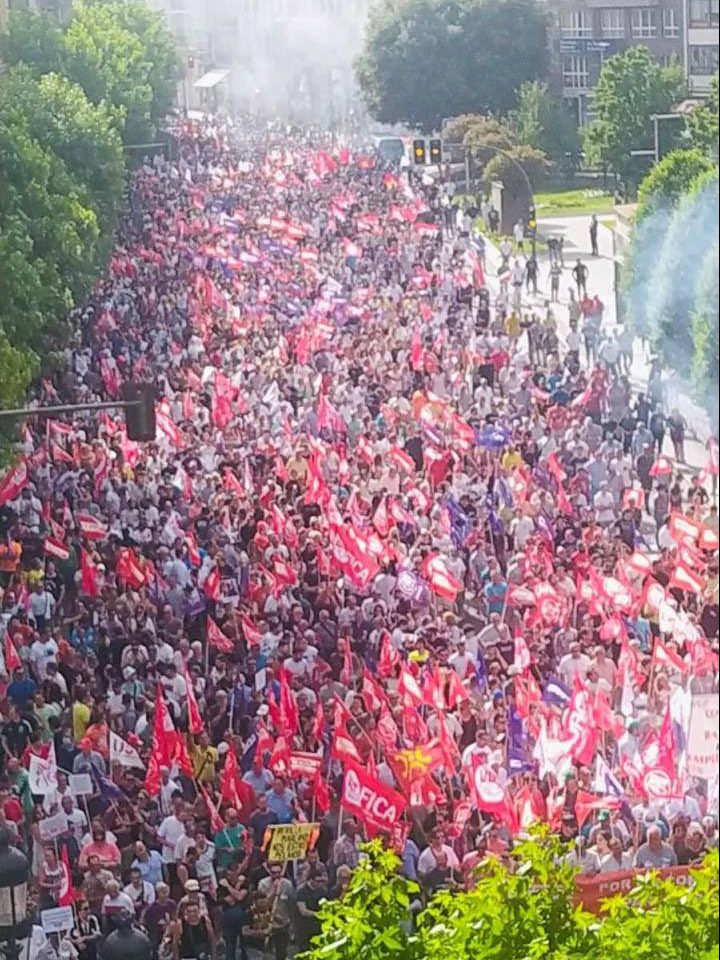 Miles de trabajadores del metal vuelven a manifestarse en Santander por un convenio colectivo “digno”