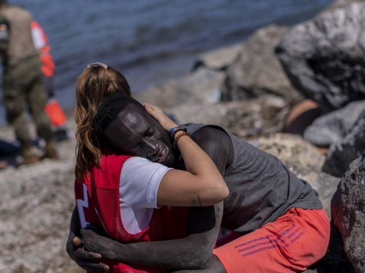 Estrasburgo examinará la devolución de Abdou, el joven del abrazo a una voluntaria de Cruz Roja en Ceuta