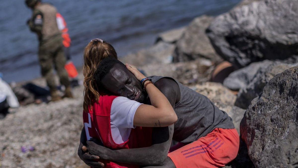 Estrasburgo examinará la devolución de Abdou, el joven del abrazo a una voluntaria de Cruz Roja en Ceuta