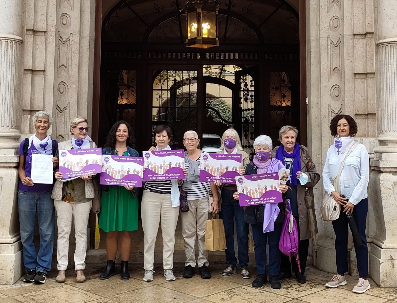Mujeres cristianas entregan en el Arzobispado de Valencia las conclusiones del Sínodo de las Mujeres