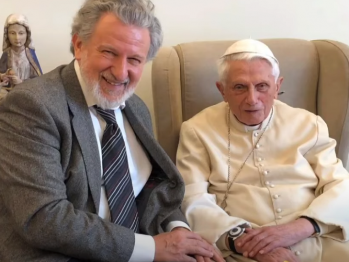 Un diálogo singular entre un ateo y el Papa emérito