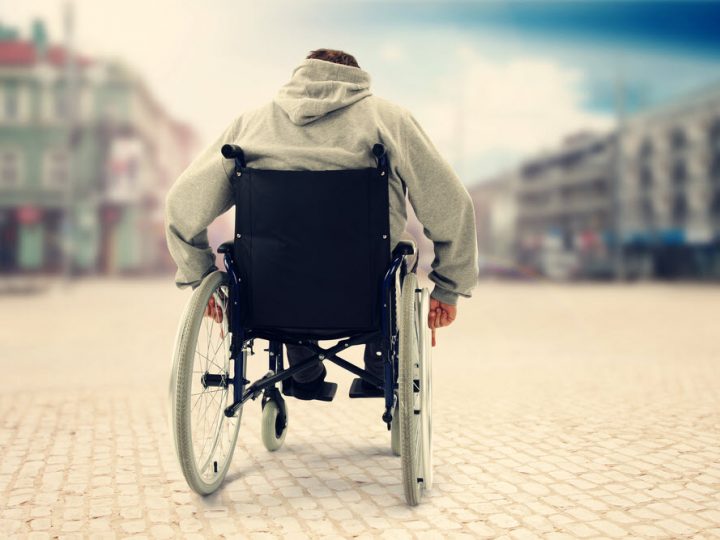 La indiferencia social y política condena a más de un millón de personas con discapacidad a vivir en soledad