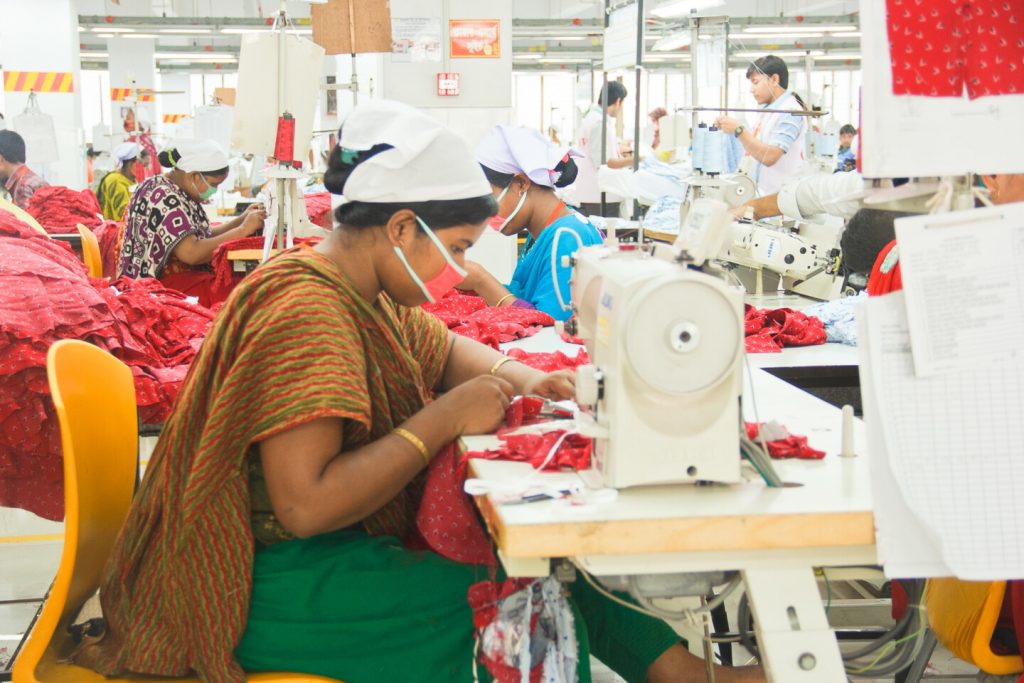 33 marcas de moda se comprometen con la protección de las trabajadoras en Pakistán