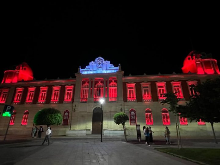 El Parlamento de Andalucía, diputaciones y monumentos iluminados de rojo por las víctimas de la siniestralidad laboral