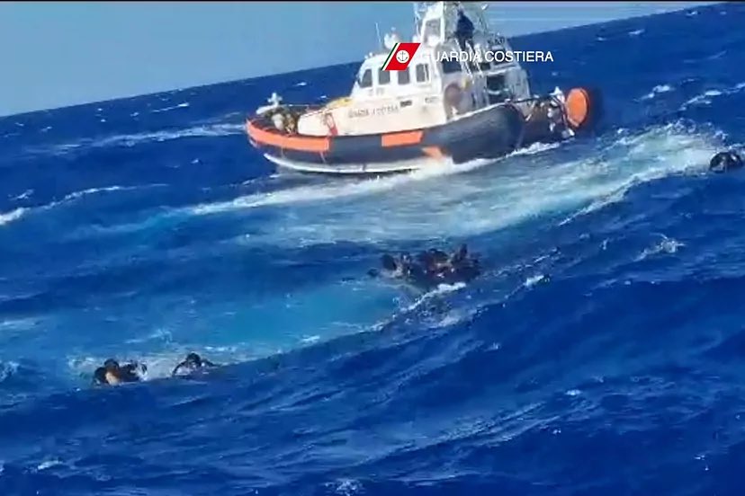 41 personas migrantes mueren en un naufragio frente a la isla de Lampedusa
