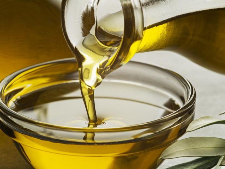 Un estudio revela que se puede pagar hasta 4 euros más por litro de aceite de oliva virgen extra según el supermercado