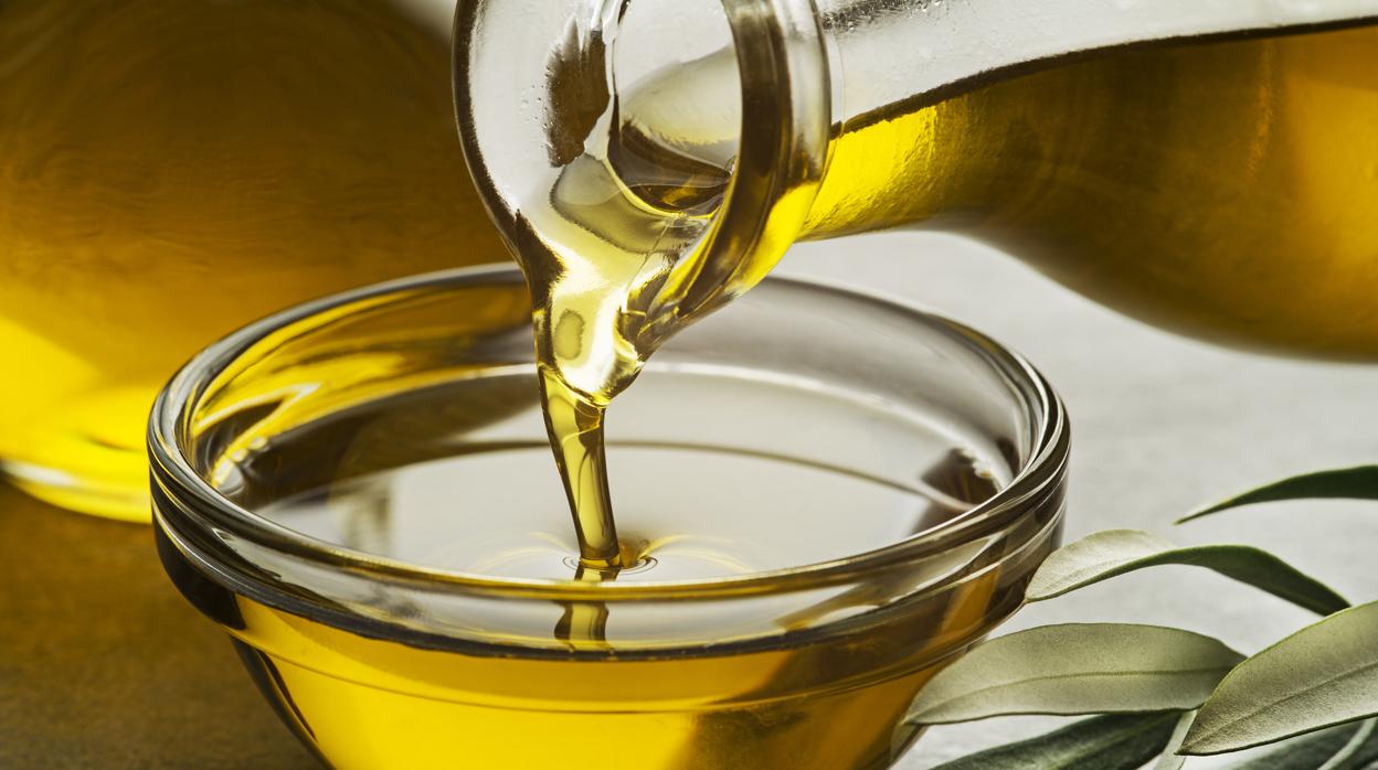 Un estudio revela que se puede pagar hasta 4 euros más por litro de aceite de oliva virgen extra según el supermercado