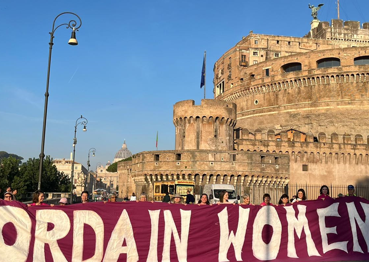 Organizaciones de mujeres alzan sus voces en Roma durante el sínodo
