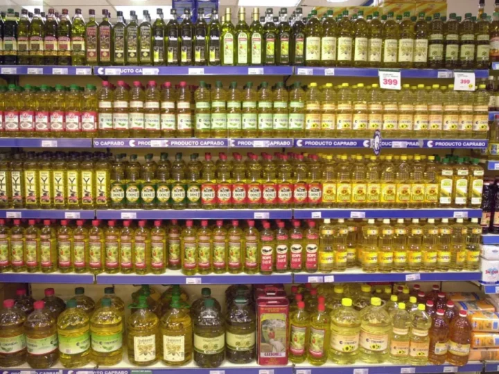 Facua denuncia a ocho supermercados por un posible pacto en la subida de precios del aceite de oliva
