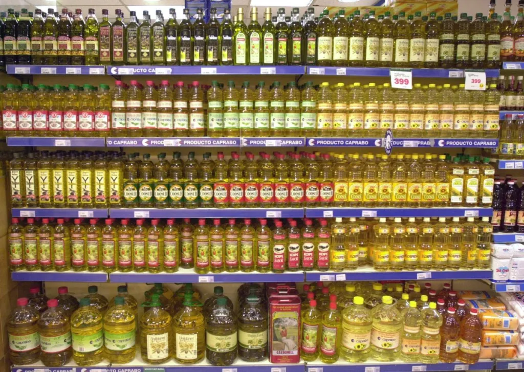 Facua denuncia a ocho supermercados por un posible pacto en la subida de precios del aceite de oliva