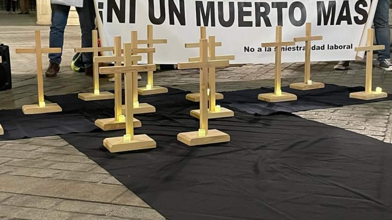 Cruces en solidaridad con las víctimas de la siniestralidad laboral en Sevilla
