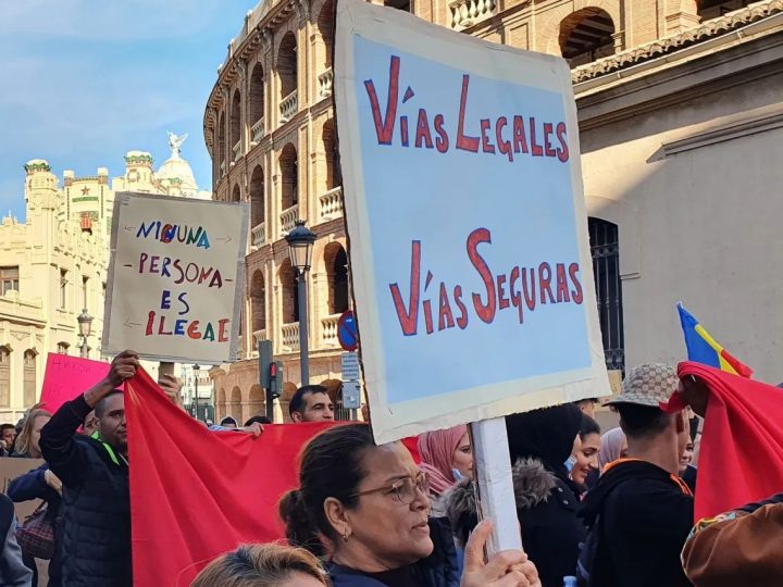 Organizaciones sociales expresan su compromiso con las personas migrantes en una manifestación en Valencia