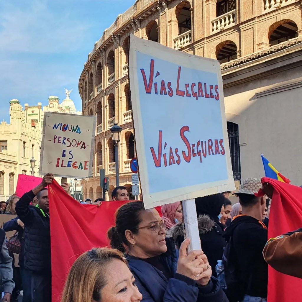 Organizaciones sociales expresan su compromiso con las personas migrantes en una manifestación en Valencia