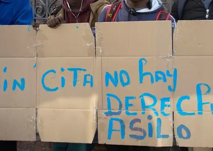 Protesta por la falta de citas de asilo y las condiciones de alojamiento de migrantes