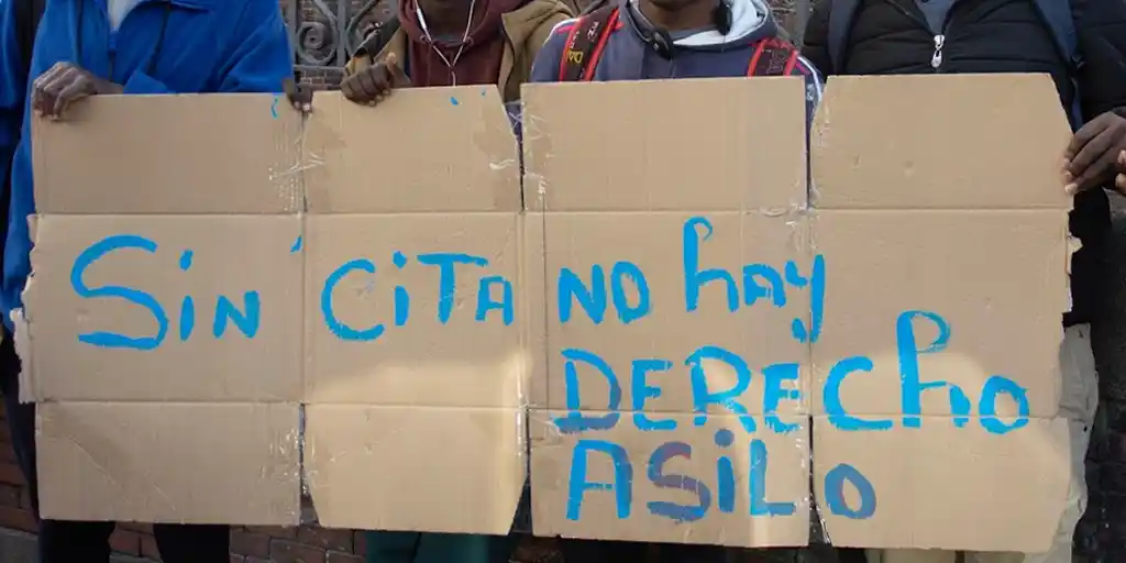 Protesta por la falta de citas de asilo y las condiciones de alojamiento de migrantes