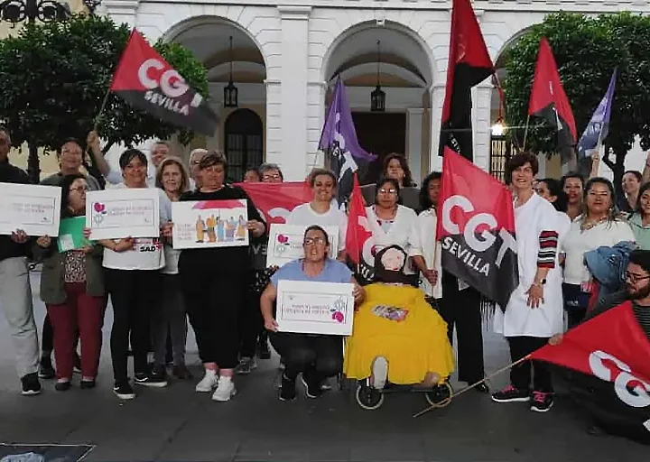 Las trabajadoras de la atención domiciliaria de Sevilla cumplen dos semanas acampadas