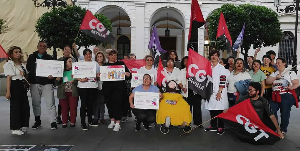 Las trabajadoras de la atención domiciliaria de Sevilla cumplen dos semanas acampadas